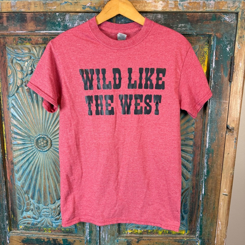 Graphic quote tee Wild Like the West